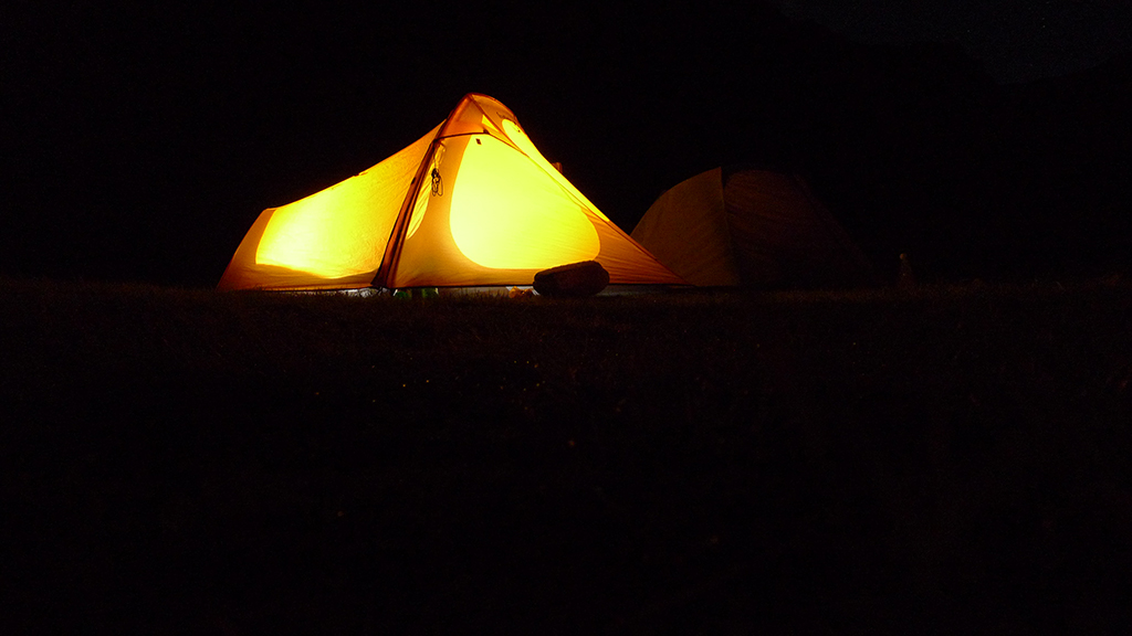 Палатка в темноте